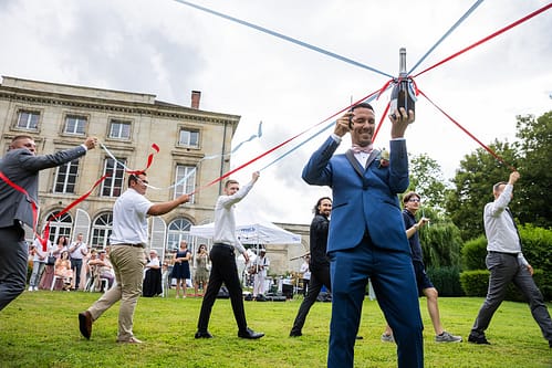 Marié sabrant le champagne